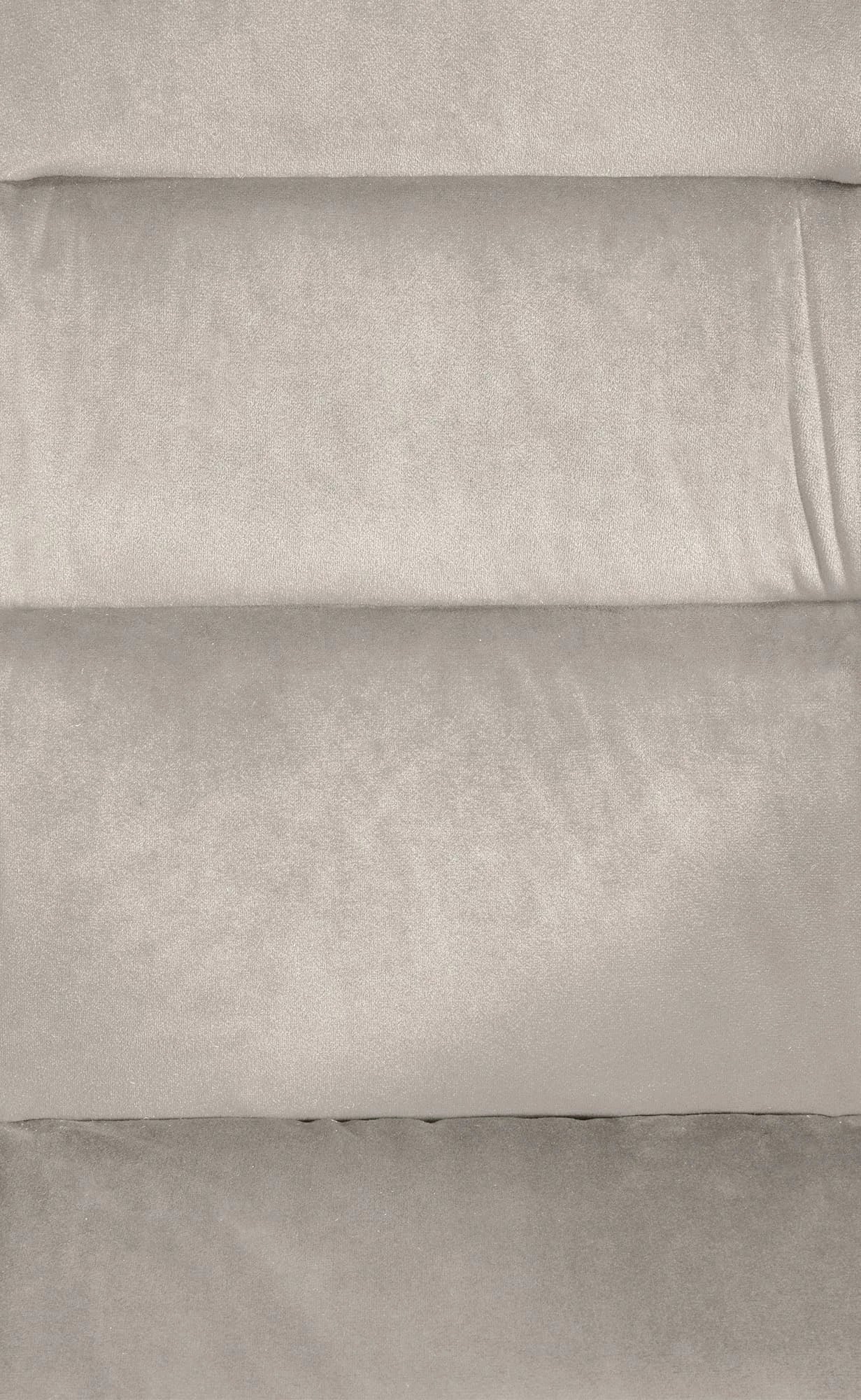 In And OutdoorMatch Eetkamerstoel Liselot - Lichtgrijs - Met Armleuningen - Fluweel - Hoge Kwaliteit Bekleding - Comfortabele en Luxe Eetkamerstoel - Vintage Look Eetkamerstoel