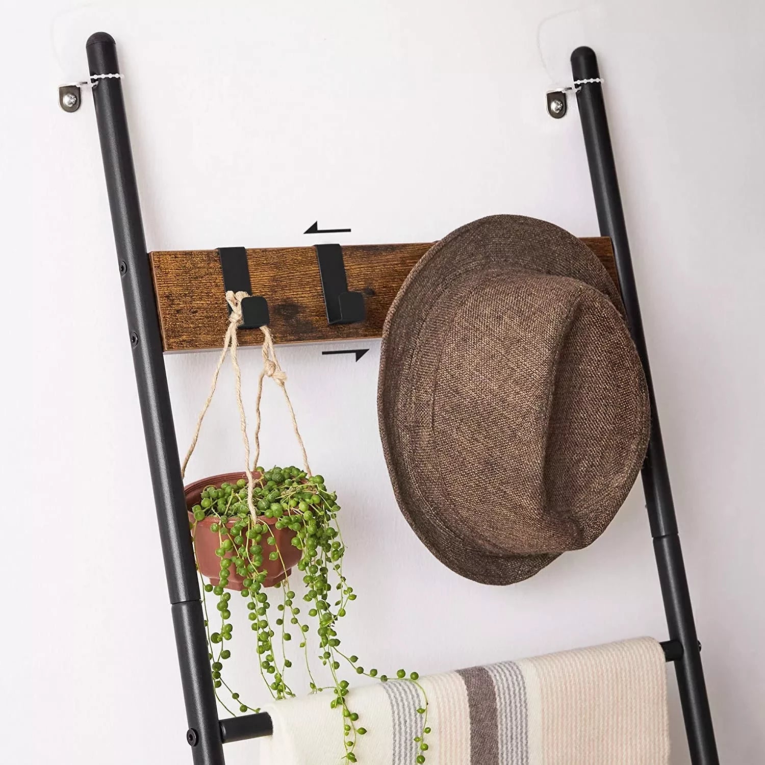 In And OutdoorMatch Handdoekladder Maude - Handdoekrek - Ladderplank - Leunend rek met 5 niveaus - 44x160cm - Ruimtebesparend - Metalen frame - 4 haken - Industriële stijl - Vintage Bruin/Zwart towel rack